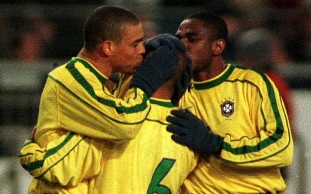 「悪魔の左足」と「元祖ロナウド」が再会! ブラジル代表レジェンドの2ショットが「12万いいね」の大反響