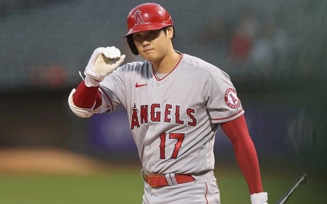 大谷翔平、右腕死球で15秒動けず　W規定まで残り1イニング、米記者「明日登板予定だ」