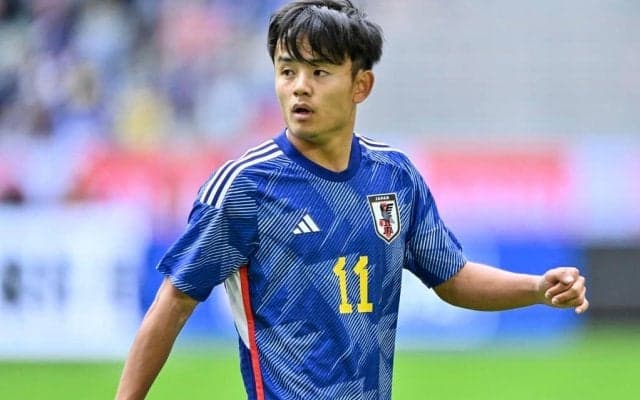 「二人の偉大な日本人」久保建英と“キャプ翼”のシンクロ写真をクラブ公式が公開で話題！ 相手選手に囲まれた2つの画像比較に大きな反響