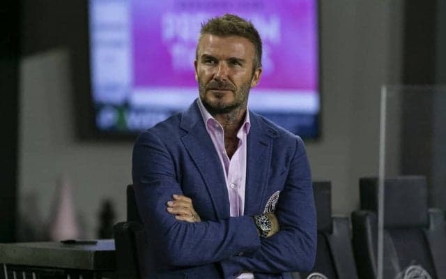 コメント3790件！ ベッカムとヴェンゲル元監督の笑顔の再会２ショットが話題に！ かつてのマンチェスターU名選手とも記念写真！