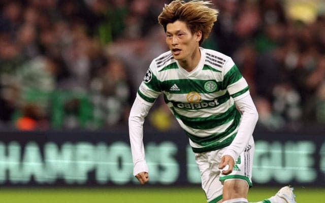 「相手を気遣うナイスガイだ」靭帯断裂の相手選手に寄り添うセルティック古橋に現地称賛「最もスポーツマンシップあるサッカー選手の1人」