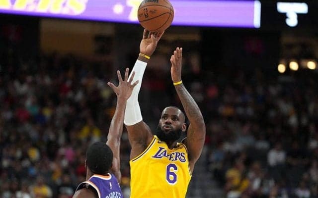 NBAの王様レブロンに開幕前から米熱狂　長距離3P炸裂に「ロゴのほんの少し内側から！」