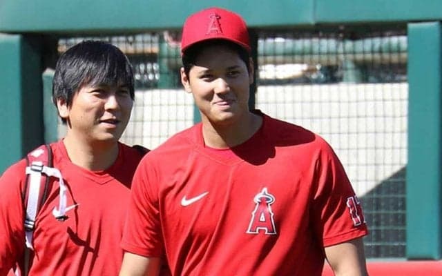 【MLB】「隠れちゃった一平さん」大谷翔平が挨拶する横で…水原通訳の“気遣い”に注目