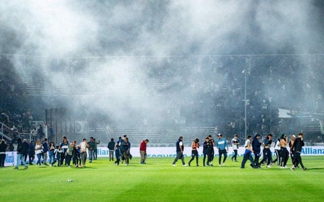 インドネシアの次はアルゼンチンで催涙ガス…ヒムナシアvsボカの試合が15分で中止、1名が心停止で死亡