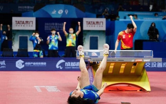 張本智和は「狂ったように打ちまくった」　中国メディアも衝撃が走った世界1位撃破＆2勝【世界卓球】