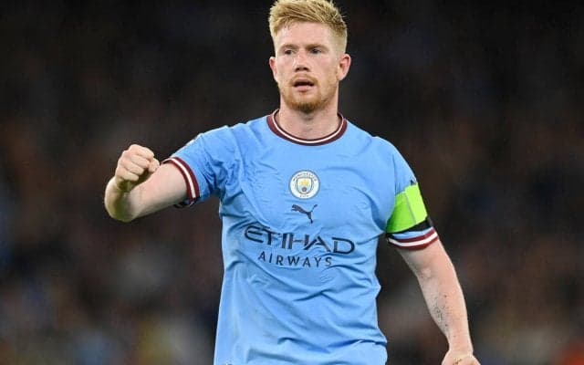 際どいドッキリ…ユナイテッドのユニを贈呈されたデ・ブライネ「燃やす？」