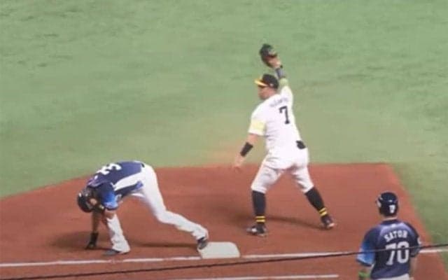 「こんなプレー初めてみた」　謎すぎる“7-6-背中-3”ゲッツーにファン大混乱