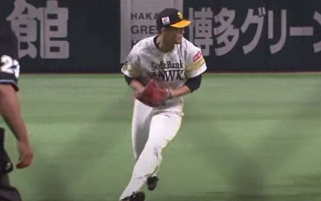 マウンド降りて舞った「バレリーナ」　衝撃の“後ろ空中サイドスロー”が「化け物だろ」