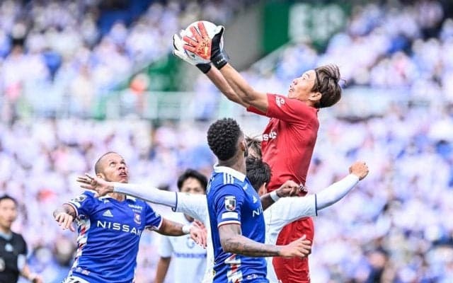 「いやいやいや、えぐいわ」ガンバ大阪GK東口順昭による指先セーブの「ゴール裏映像」にファン大興奮! 触ってないアピールには「マイボーは草」の声