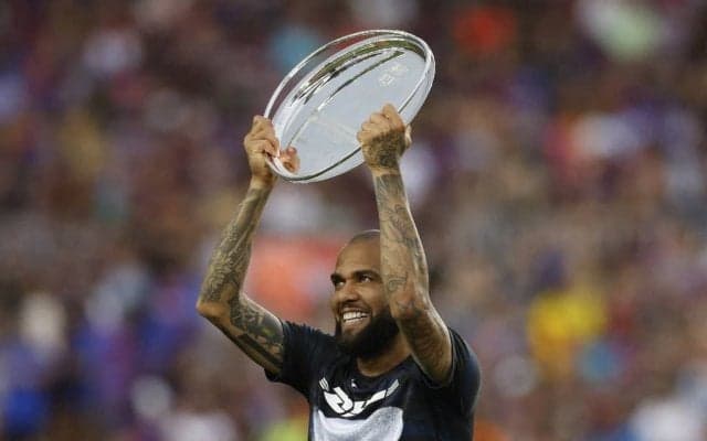 ｢かなりやばい｣!! ブラジル代表D・アウベスがバルセロナを訪問!! ｢こういうのにも弱い｣レジェンドの訪問に｢1万6000超いいね｣の大反響