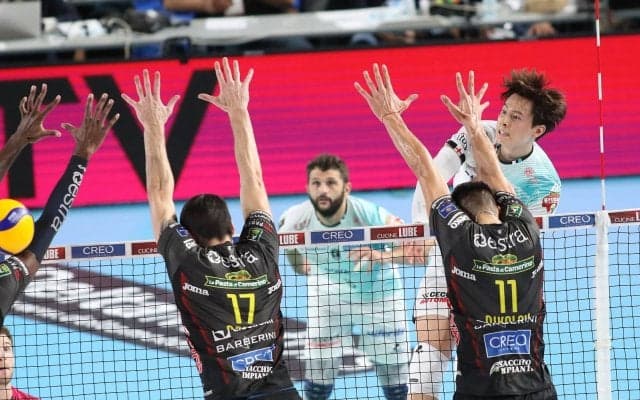 髙橋藍は両チームトップの22得点　昨年王者ルーベから金星