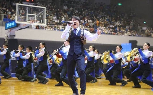 西川貴教氏が滋賀レイクスのホーム開幕戦に登場…近江高校吹奏楽部とコラボ