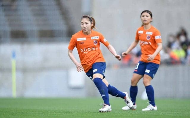 「羨ましいです」鮫島彩＆仲田歩夢が1日店長としてファンと触れ合う！ ユニフォーム姿でサインや記念撮影など大サービス！