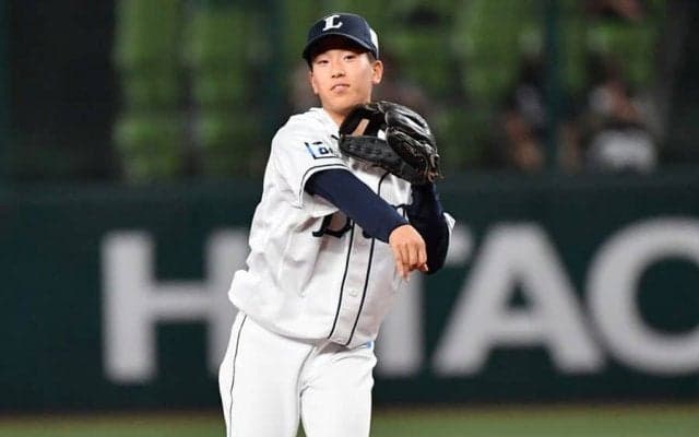 無念の打者は天仰ぐ…「源田壮亮が2人おる」　砂埃舞う“横断スロー”が「うっっっま」