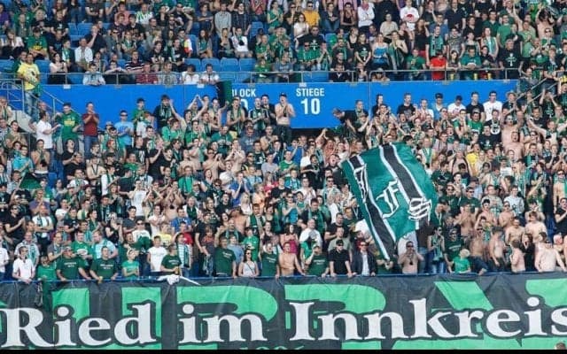 スーパーゴールだと思ったら…ハーフウェイラインから衝撃のオウンゴール「信じられない」