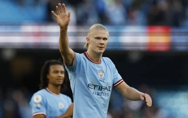 ｢視野広っ｣!! マンCのFWハーランドが試合途中に主審の落し物を拾う! ｢これが強者の余裕ってやつか｣と反響のノルウェー代表FWの｢紳士的な行動｣