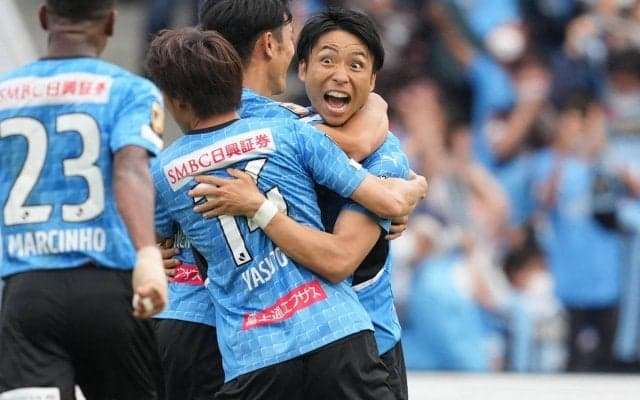 「ポンコツででるやん」「あっ…また」川崎Fの小林悠、集合写真でお茶目プレー…以前には1人だけダッシュの珍事も