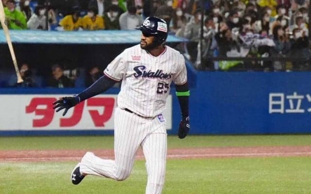 打った瞬間“確信弾”が「ガチで大きすぎる」　燕助っ人の「フォロースルー大好き」