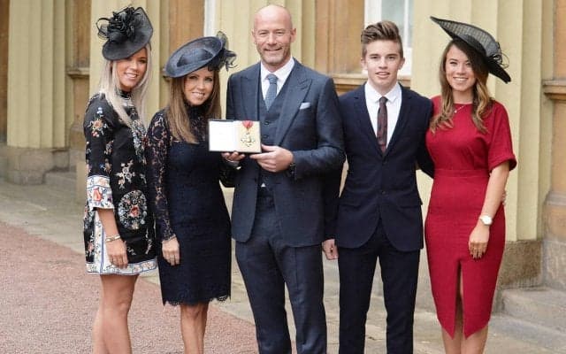 「美しい」「良い写真！」アラン・シアラーの娘が誕生日にビキニ姿披露、カリブ海で父や妹との家族ショットも公開「姉妹そっくり」