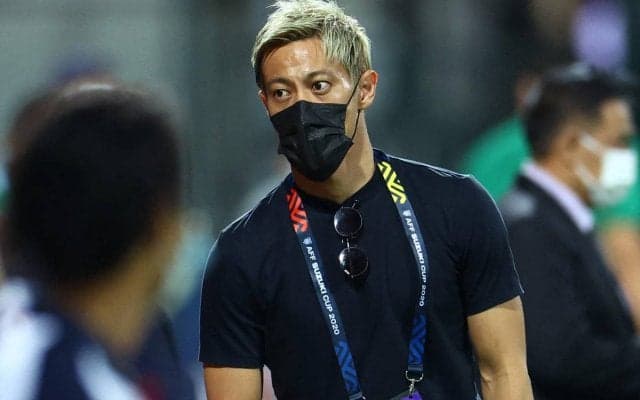 「できるだけ長くプレーしたい」本田圭佑がヒザ手術を報告、車椅子や松葉杖姿に多くのエール、元日本代表選手からも