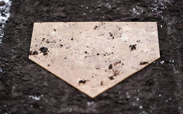 キャッチングの上手い捕手になるには？　技術向上に効果的な「壁当て」と「寝転がり」