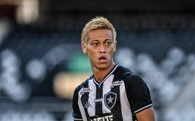 ｢待ってます｣!! 元日本代表・本田圭佑が膝の手術を報告! お笑い芸人・じゅんいちダビッドソンも反応した、「車椅子と松葉杖姿のSNS投稿」