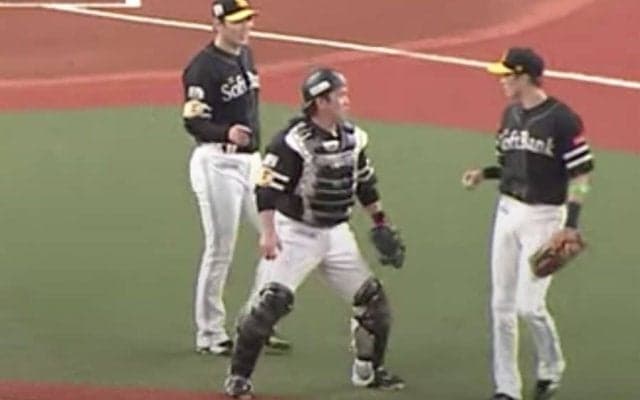 マウンド付近で捕手が“仁王立ち”　チームメートに囲まれ「捕った甲斐がすんってなる」