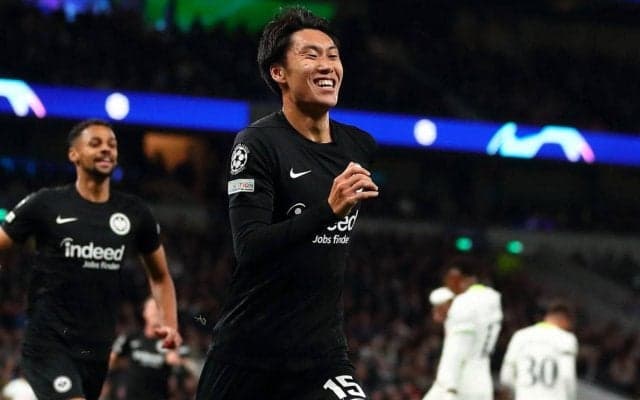 「得点後のタッチ、クールで好き」鎌田大地のCL初ゴール、長谷部誠も近寄り称える