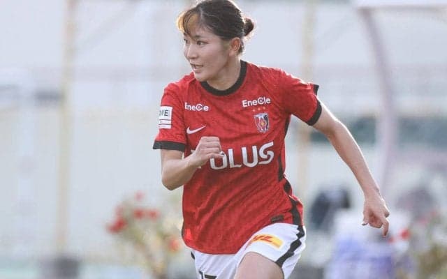 「女神降臨」「可愛すぎるやろ」レッズコーデで遠藤優が男子の試合を観戦「声援の迫力に圧倒されました」