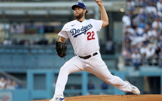 【MLB 地区S】「芝生に突進する」超悪球なのに衝撃の空振り　理解不能な「球史で最悪のスイング」