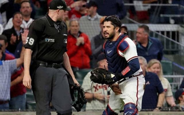 【MLB 地区S】キャッチしたのにファウルは「酷い判定」　戸惑う捕手に同情「明らかに当たってない」