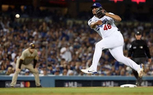 【MLB 地区S】走者突っ伏し絶望…　素手捕球からの即投げ美技は「投手による史上最高の守備」