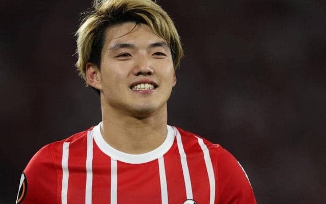 「慣れない演技をしながらも…」堂安律が楽天カードマンとCMで共演「楽しく撮影できました」