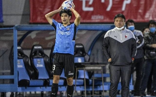 「エモすぎる、、、」「胸アツ案件だぁ…」川崎・京都戦後のピッチでかつての師弟が「熱い話し込み」！ 「人生の中で大きな出会いだったんだろうな」の声も出たワンシーン