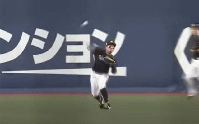 「外野守備の常識を変える」　鷹中堅手の好返球ゲッツーは「捕ってから速すぎ」