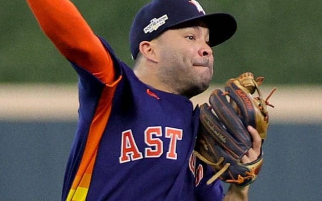 【MLB 地区S】打者思わず爆笑の“空中爆肩”が「クレイジー」　安打強奪の二塁手は「球界最高」