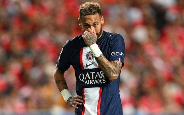 「サンタクロースかピエロ」ネイマール、ひと際目を惹くファッションでシャンゼリゼ通りに登場