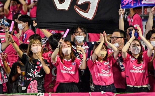 「可愛すぎるやろ」「めっちゃいいやん！」女性サポーターが送った「ハートのエール姿」に1300いいね！ Jリーグ公式も注目した「C大阪のゴール裏」