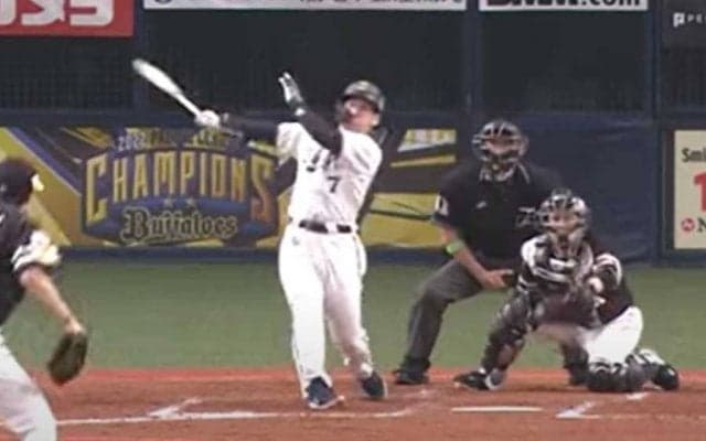 「飛距離バグってる」　吉田正の“超特大弾”にファン仰天「なんつーとこに打つんだ」