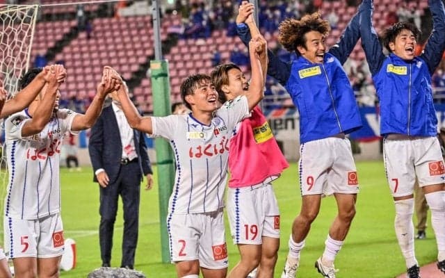 「体張り過ぎ」天皇杯決勝を前にJ2甲府を応援する「滝行」を敢行！ キャンプ地の職員がユニフォーム姿で冷たい水に打たれながら「フレフレ甲府」と叫ぶ動画が2.7万回再生！