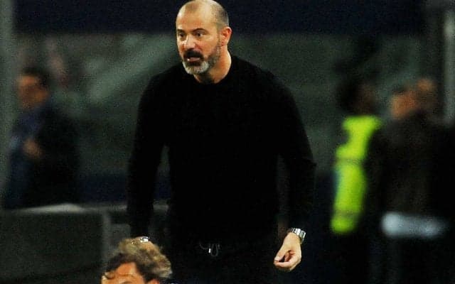 天才の技術は衰えず！ 50mダイレクトボレーも現役時代に決めたスタンコビッチ監督が圧巻の高精度クロスを連発