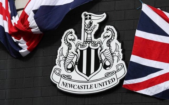 胸スポンサーロゴなし！ニューカッスルがクラブ創立130周年記念ユニフォーム発表、黒とグレーのストライプに