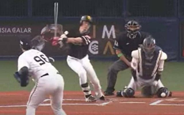 打者唖然…バット当たらぬ“魔球”にファン驚愕「揺れて、落差も凄い」「なんやこれ」