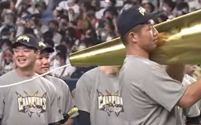 超巨大クラッカーに白マスクの“不審者”も乱入　オリックス祝勝会は「微笑ましい」