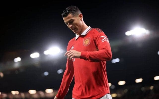 「まさに父と息子だ」Ｃロナウドと恩師の「ピッチ上の2ショット」がイングランドで大反響！ 「クラブ史に残る２人」などコメント相次ぐ！