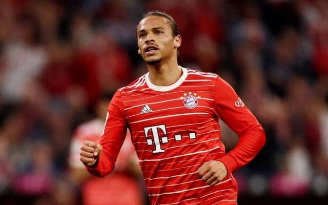 「ロッベンがいる…」バイエルンFWレロイ・サネによる「左足スーパーミドル」が炸裂! 堂安律も出場の試合で決まったゴラッソ