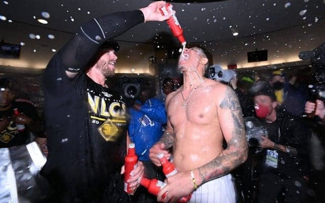 【MLB 地区S】半裸でビールを撒き散らし…かつての問題児の祝勝会に珍解説「ビール19杯飲んでる」