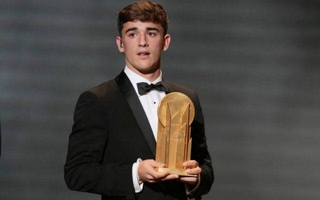 ｢誇らしいです｣!! スペイン代表MFガビが｢コパ・トロフィー受賞｣! バルセロナ選手が2年連続の受賞! 怪物・ロナウドが満面の笑みで18歳MFの名前を読み上げる