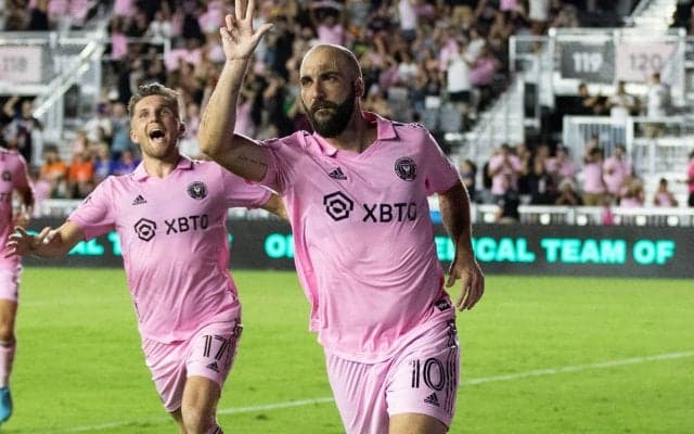 元アルゼンチン代FWイグアインが男泣き、現役ラストマッチを終えピッチで涙