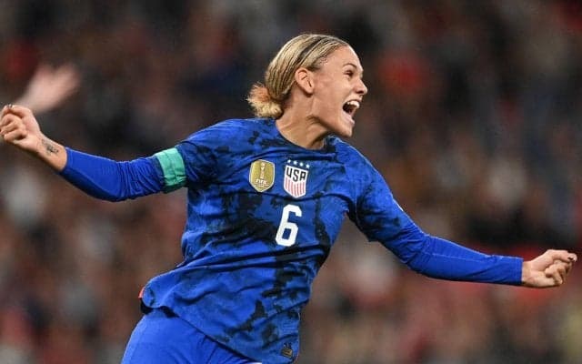 「あのドレスは…すごい」隣のムバッペもつい見ちゃう!? 女子バロンドール候補、デニス・ロッドマン娘のセクシーなドレス姿が話題に「デートじゃん笑」